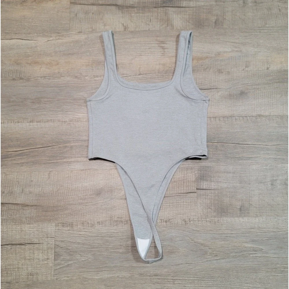 ALO Yoga Tank Bodysuit Top Size Medium Pull On Stretch Gray Scoop Neck Modern